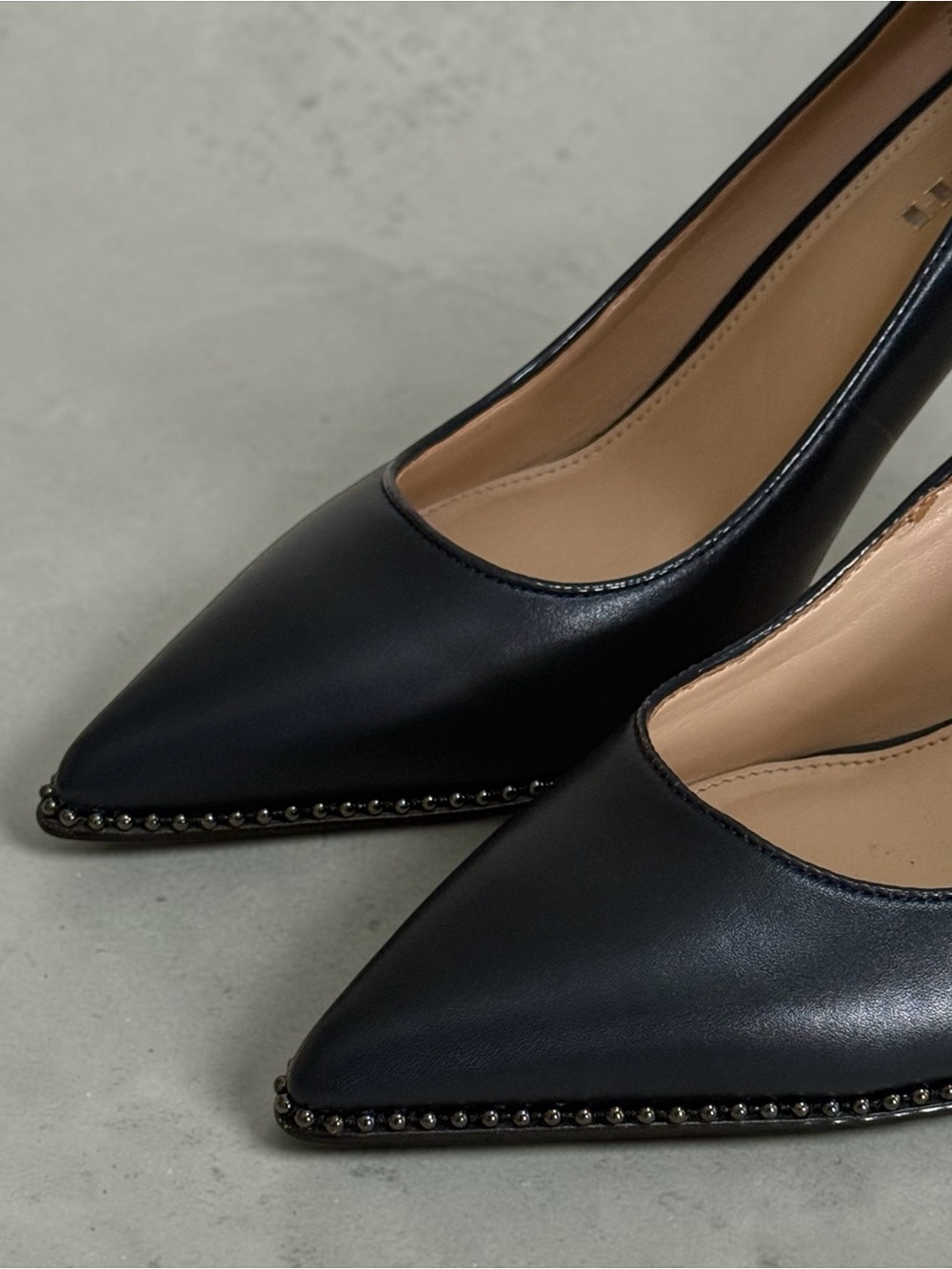 COACH Waverly Navy Leather Pointed-Toe Pumps w Ball Chain Trim! Size 8.5 EUC!! - Picture 9 of 15